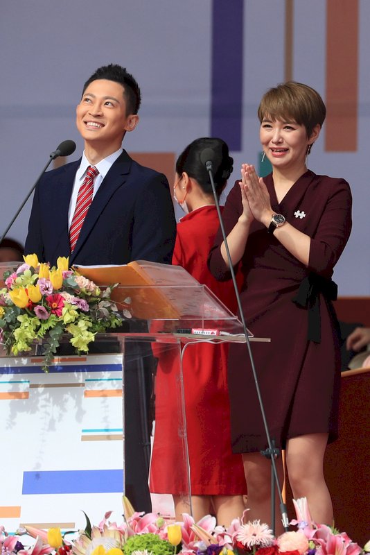 祝賀大会の司会者、韓国からの新住民が担当