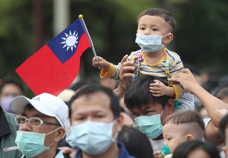 子供も国旗を手に、早朝から双十国慶節イベントに参加