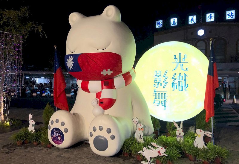 嘉義駅前の「シロクマ」、国旗柄のマスクにお召し変え