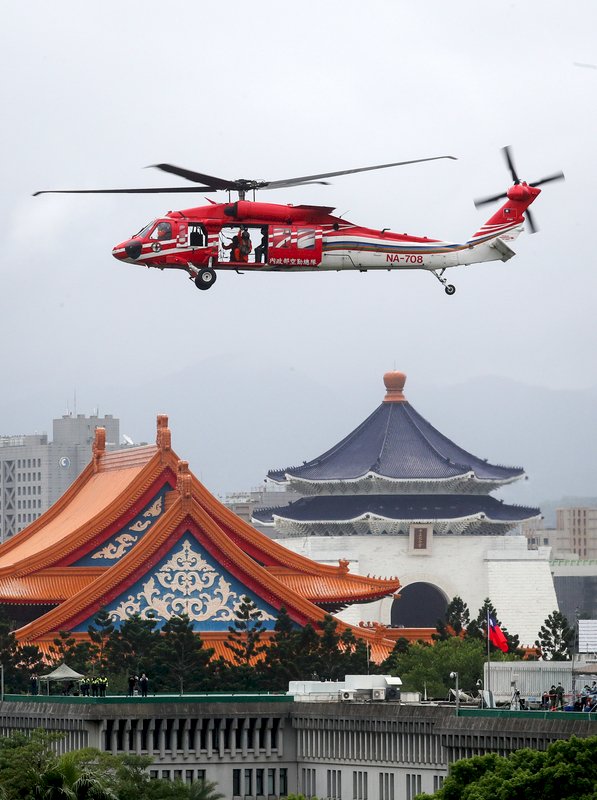 警政署の「紅鷹」、総統府前で演習を披露
