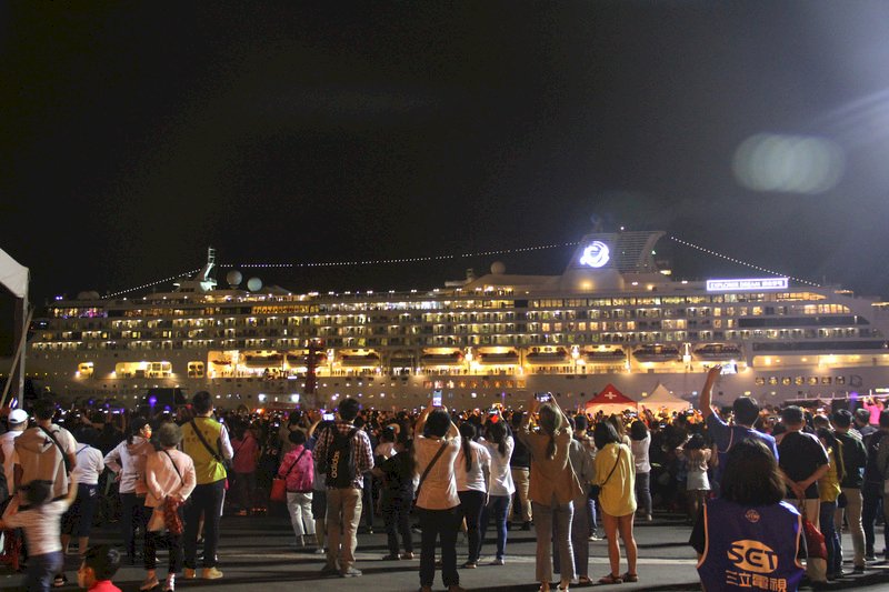 国慶節前夜祭、出航のクルーズ船も皆で見送り