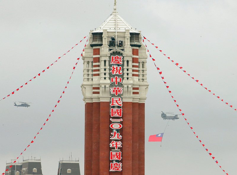 祝賀大会を盛り上げる国軍のCH-47輸送用ヘリ