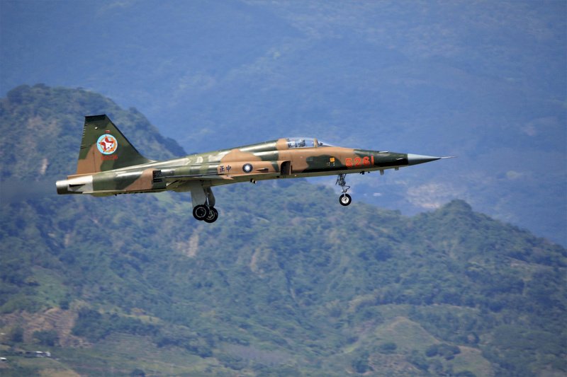 空軍のF-5E戦闘機が墜落、パイロットは脱出も死亡