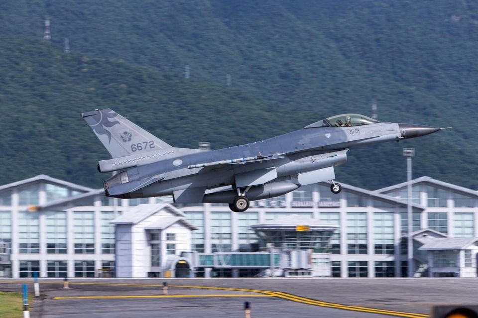 台湾のF-16戦闘機墜落か、操縦士いまだ不明