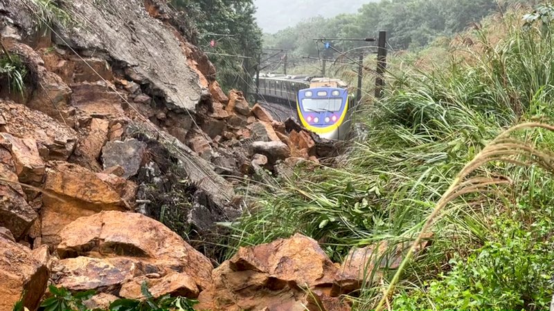 台鉄、土砂災害で瑞芳-猴硐区間が不通に