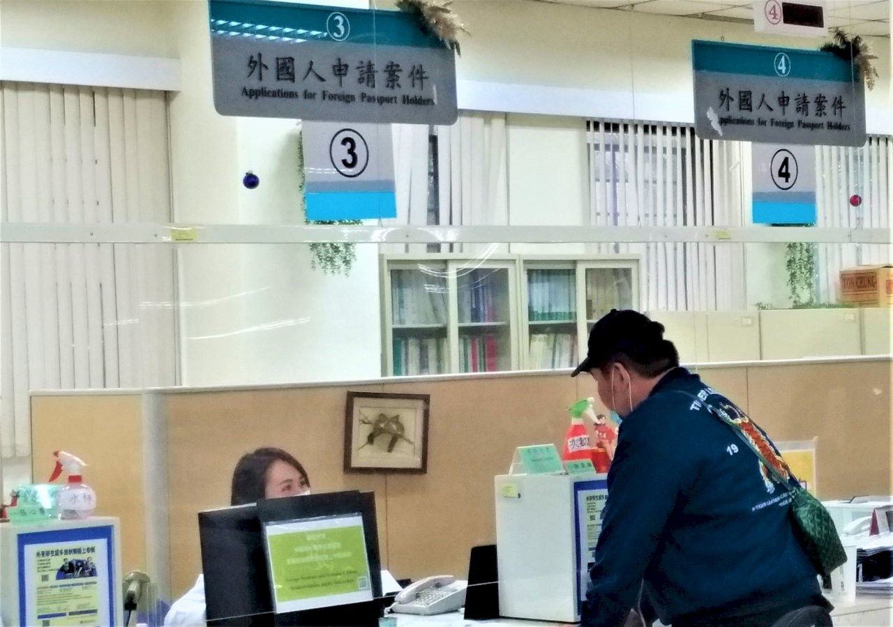 台湾、合法滞在180日超の外国人のビザを6度目延長