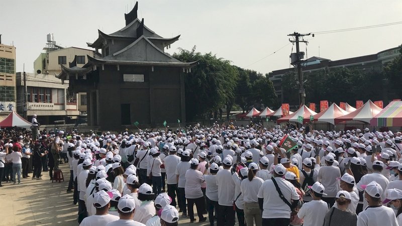 屏東県の廟、1200人が引っ張って移転