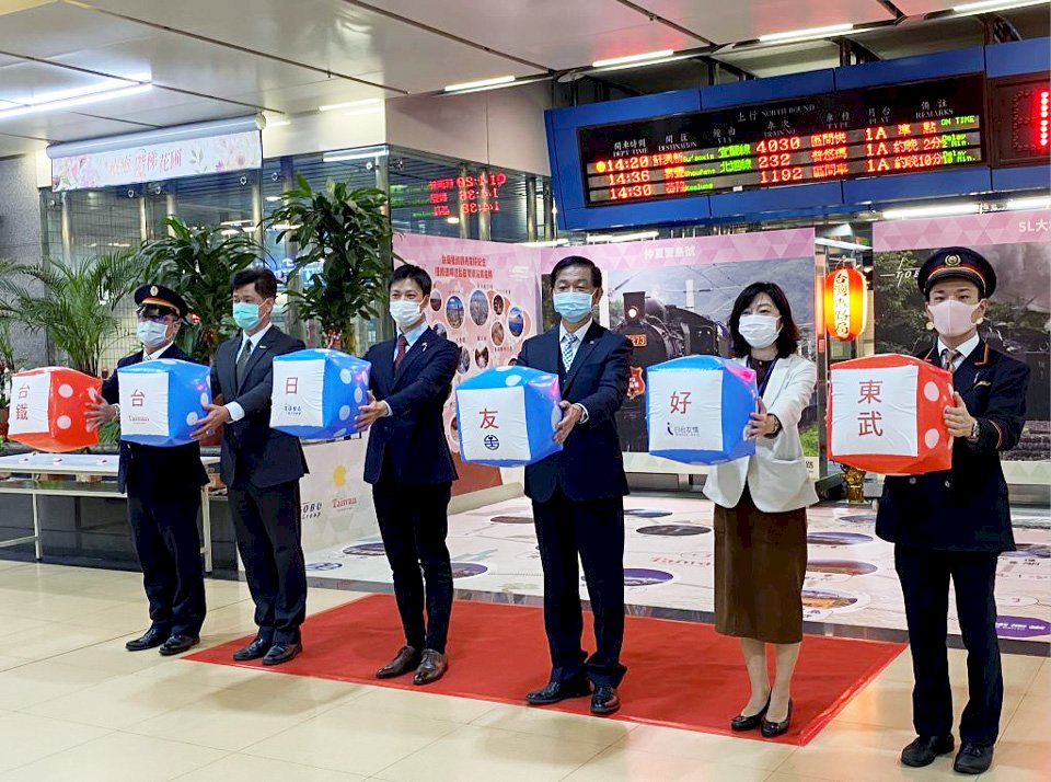 コロナ後の商機を狙い、台鉄南港駅に台日鉄道周遊地図