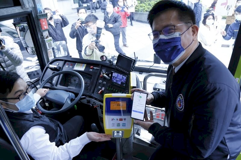 交通部、「モバイル決済バス」の試験営業を開始