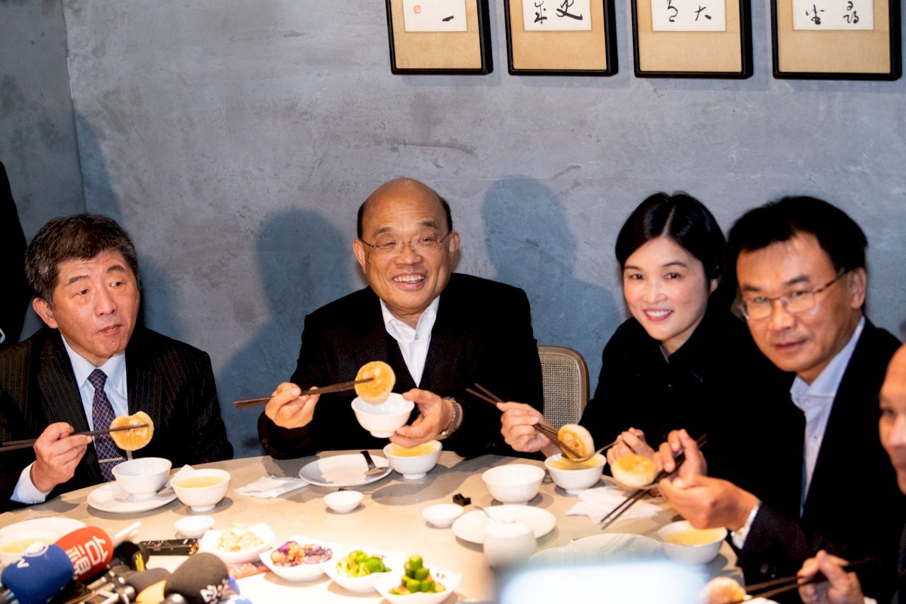 台湾産豚肉を応援、蘇貞昌・行政院長らが豚肉料理頬張る