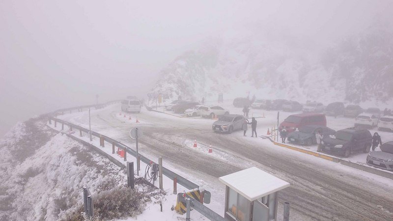 寒波襲来で合歓山が降雪、武嶺積雪2センチ