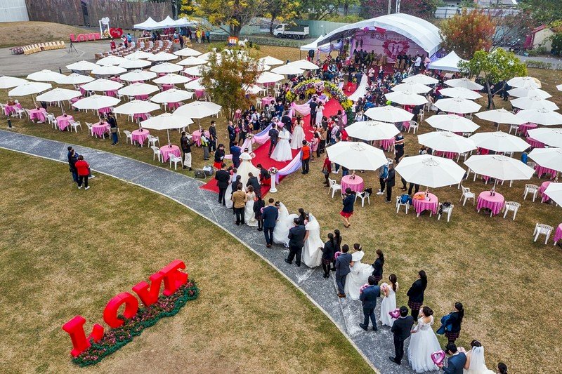 コロナ下の台湾の集団結婚式、マスクごしにキス