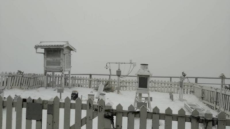 台湾最高峰・玉山降雪、積雪1センチ