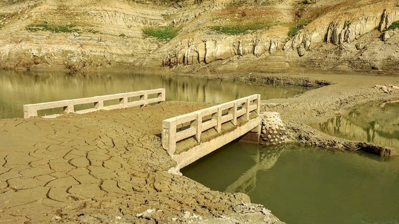 渇水深刻化の台湾、ダム底の橋40年ぶり出現