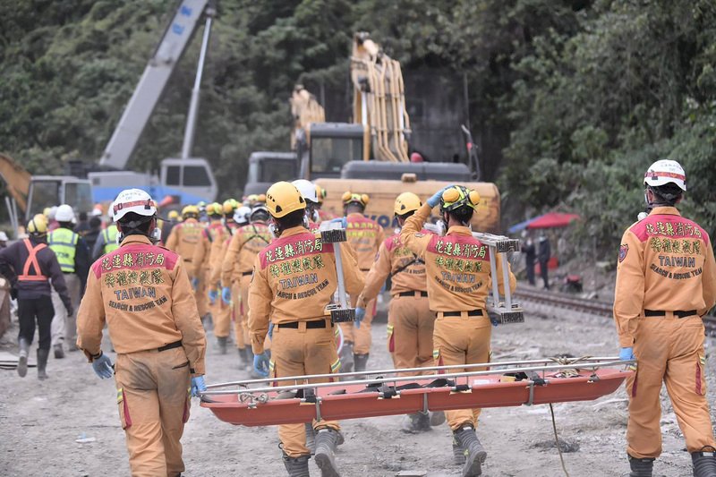 台鉄特急列車脱線事故、交通部「4/20の復旧目指す」