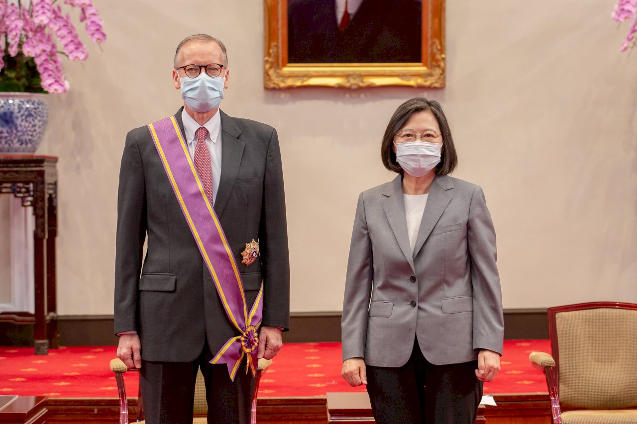 アメリカ在台協会（AIT）台北事務所長が離任、蔡英文・総統が勲章授与