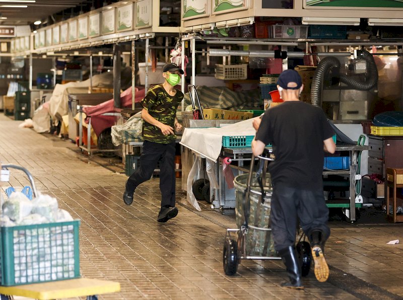 台北市の総合食品市場「環南市場」、41人の感染確認