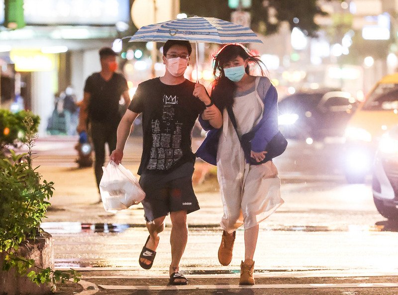 台風6号の接近で台湾の北部、東北部などで激しい雨