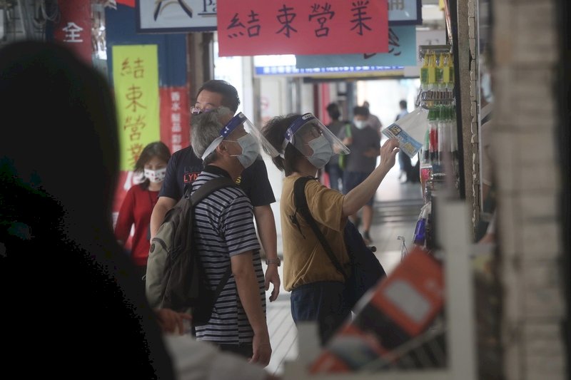 街に人出が戻る、「無給休暇」が減少