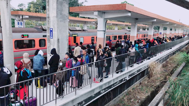 台鉄、停車駅増加と増便で高鉄の一部区間運行停止に対応
