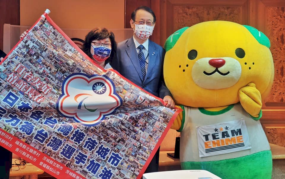 日本のホストタウン、応援旗贈呈で東京パラ台湾選手を応援