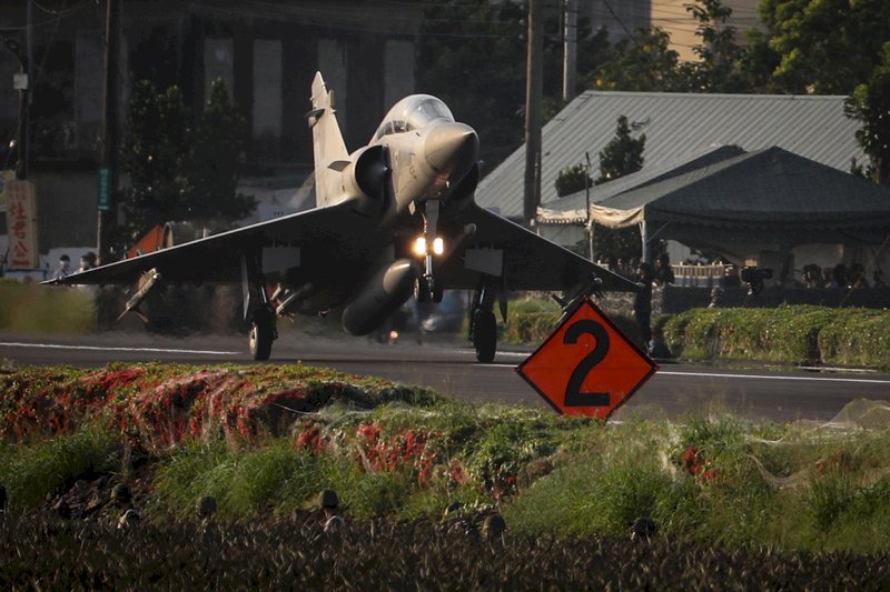漢光37号演習目玉、代替滑走路で戦闘機が離着陸