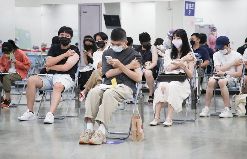 台湾でのコロナ・ワクチン接種、1回以上は50％近く