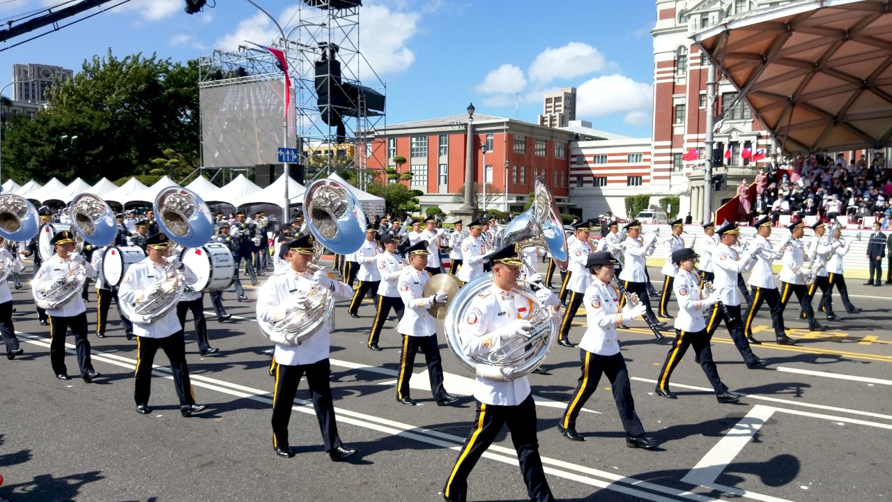 陸海空三軍儀仗隊・音楽隊、行進を披露