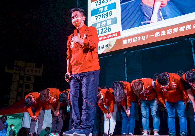 リコールが成立した「台湾基進」の陳柏惟・立法委員、支持者に感謝を表明