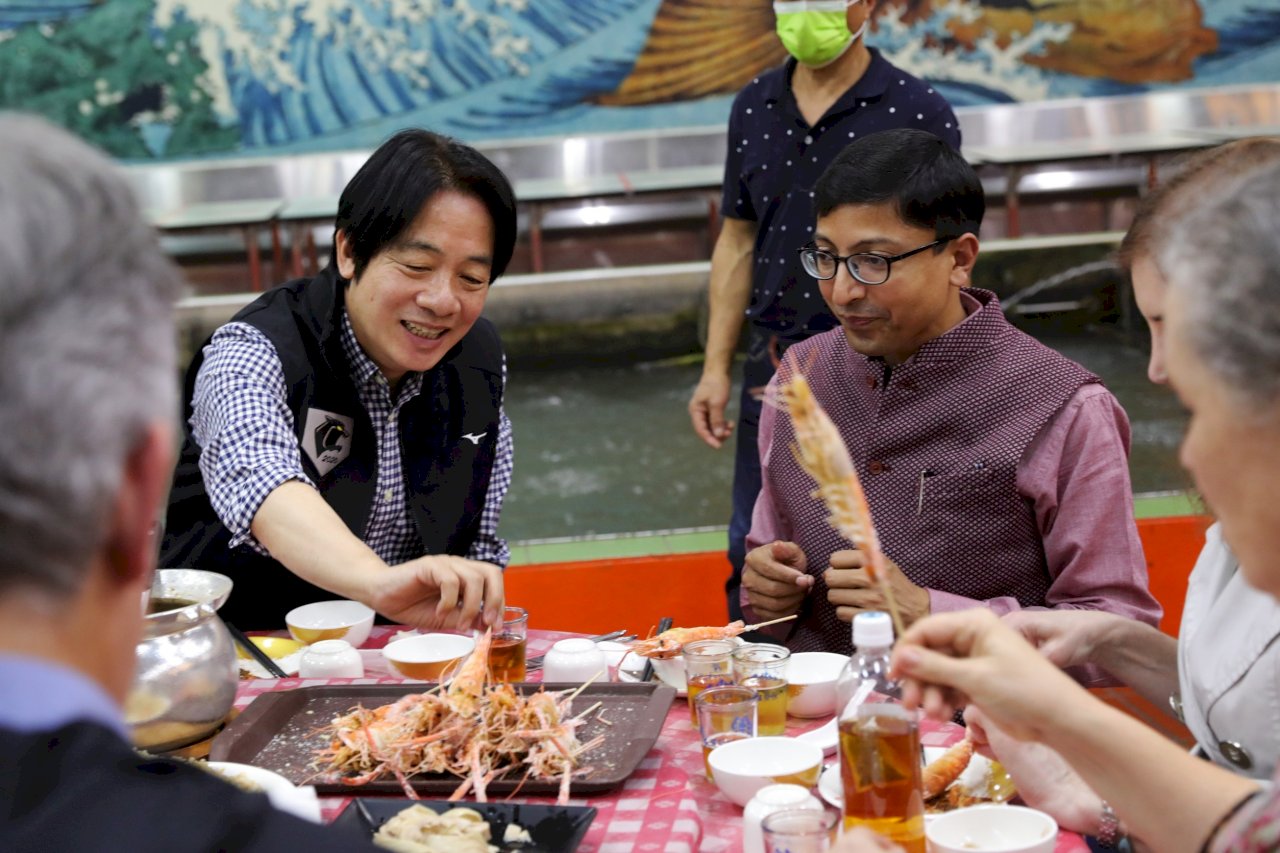 外国の台湾駐在代表を「エビ釣り」に招待、頼清徳・副総統