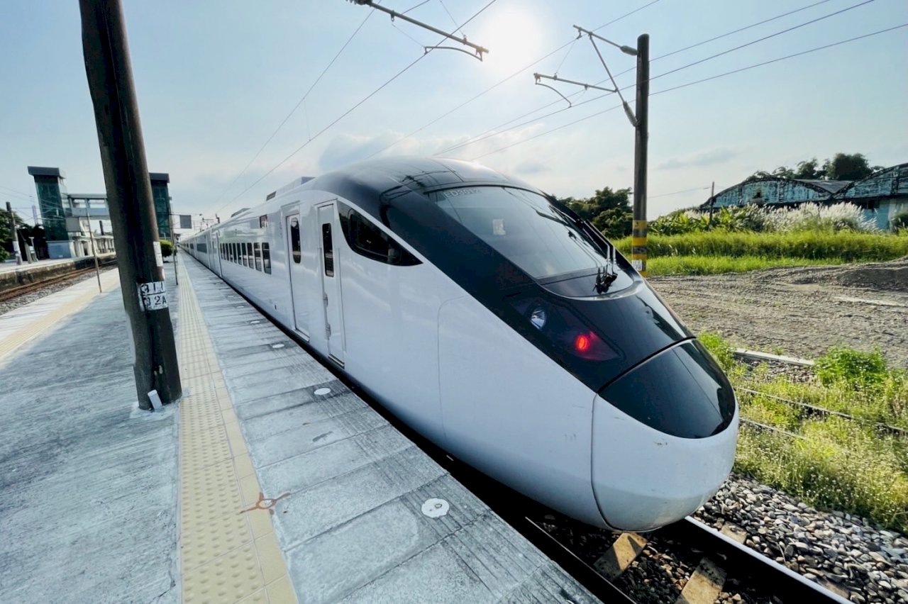 台鉄、11/11より2022年カレンダーを数量限定で販売