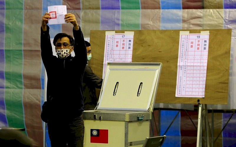台湾、国民投票４項目とも否決され　投票率約41％