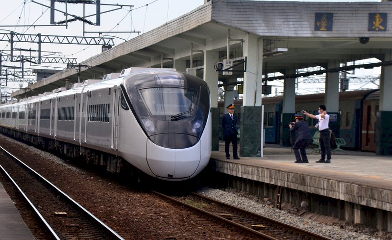 安全運行証明獲得、台鉄の新型車両「EMU3000」正式運行開始