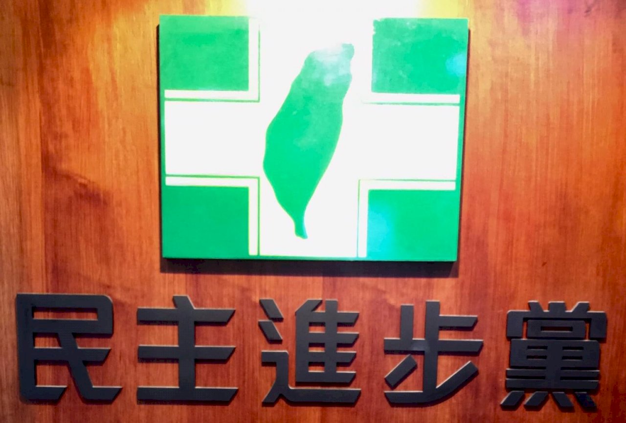 香港警察が民主派メディア幹部逮捕、民進党「自由民主を絞め殺そう」と批判