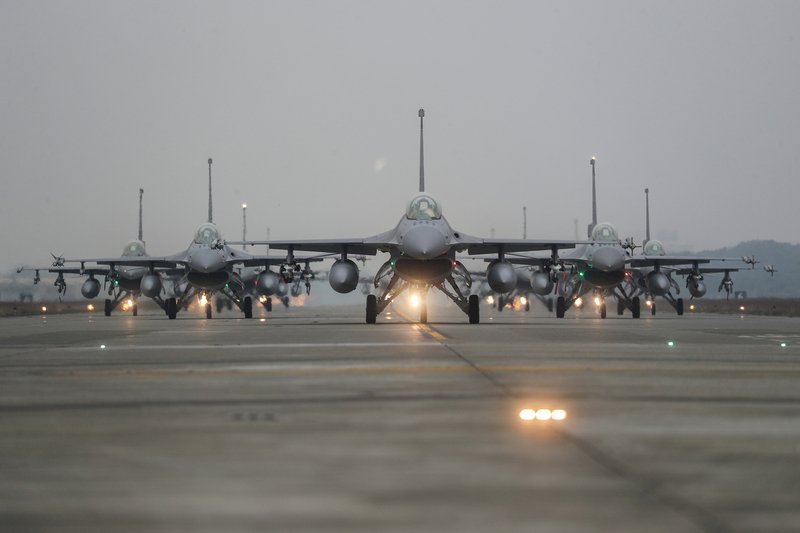 空軍、F-16V初の「エレファントウォーク」を実施