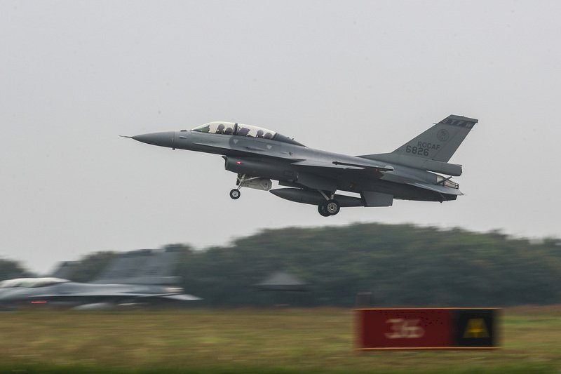 F-16V戦闘機が訓練中に墜落、蔡・総統：全力で救助
