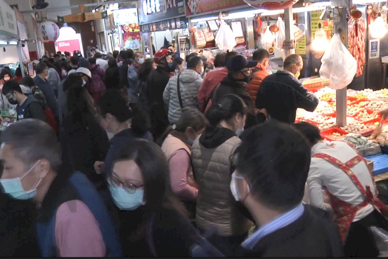 旧正月前、市場も土産屋も人人人
