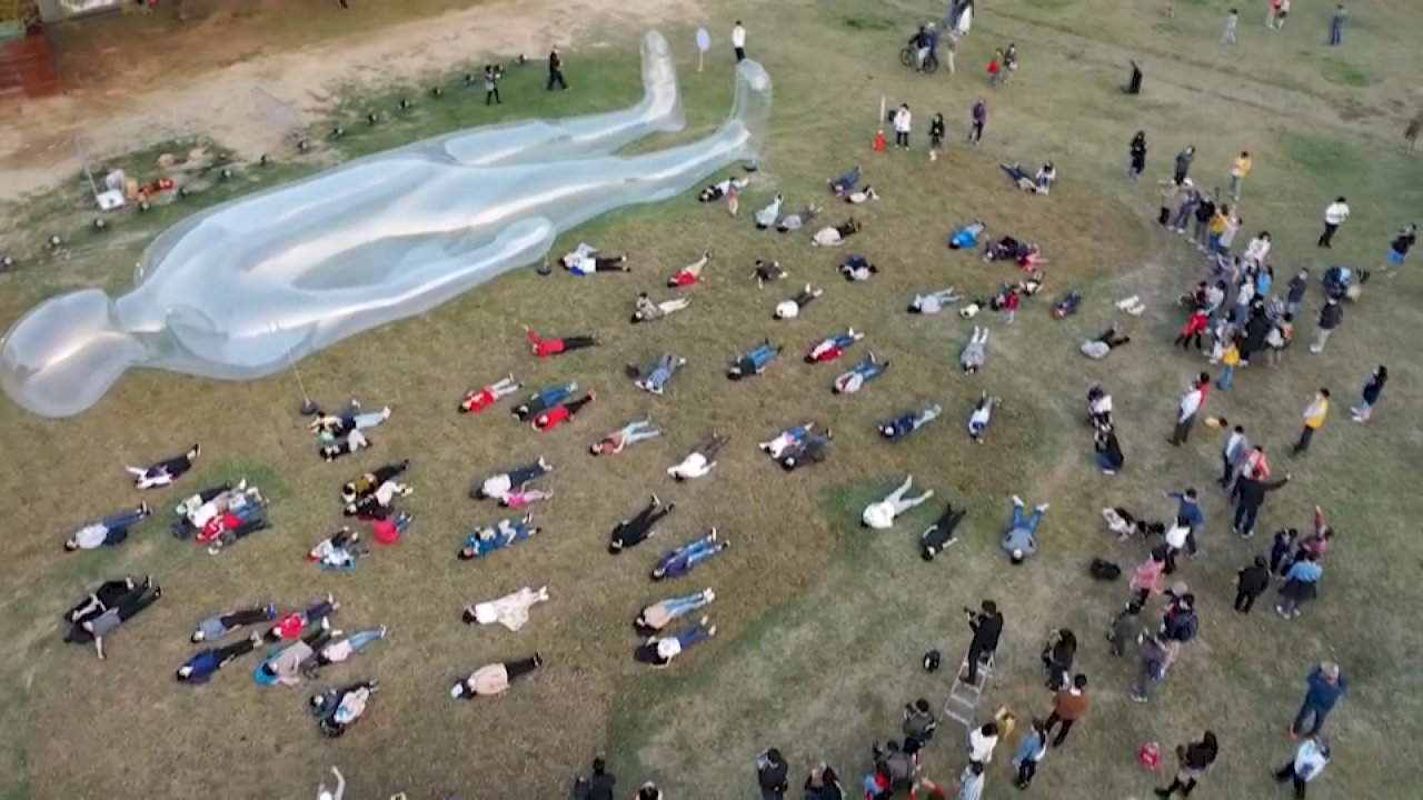 「空気の人」と一緒に芝生に寝転がろう！、高雄ランタンフェスが注目
