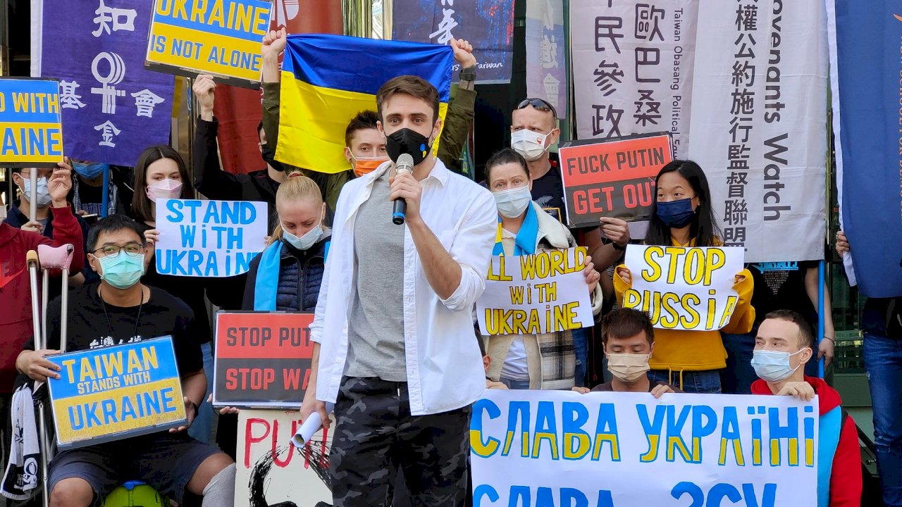 在台湾ウクライナ人、ロシアの駐台機関前で抗議