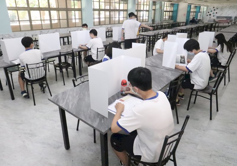 高校統一入試、受験者が過去最少の20万人足らず