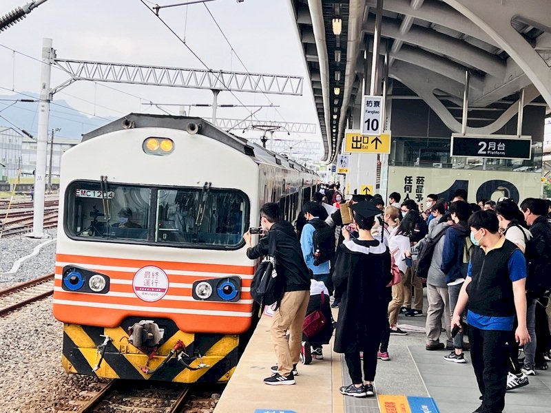台湾鉄道元老級列車「紅斑馬」、3/29から引退
