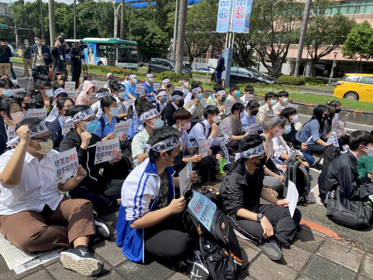 選挙権の18歳引き下げ、憲法改正の有権者投票が11月26日に
