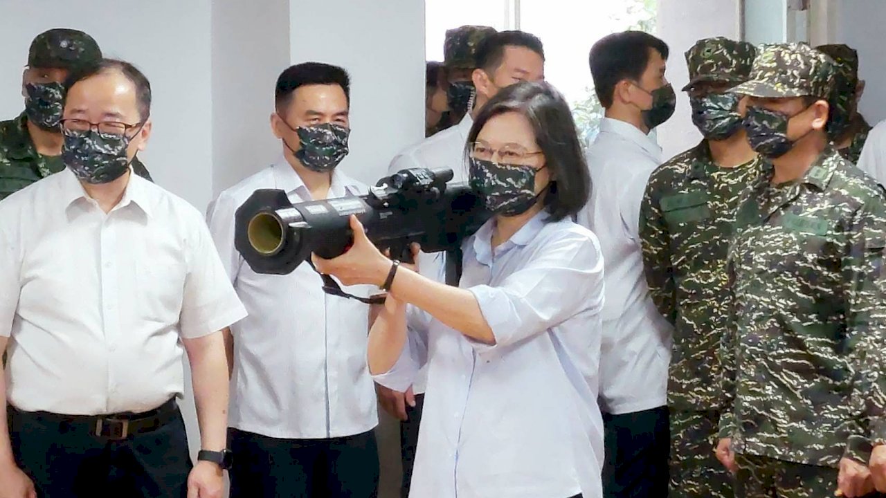 蔡・総統が海軍を視察、ケストレルを担ぎ重さを体験