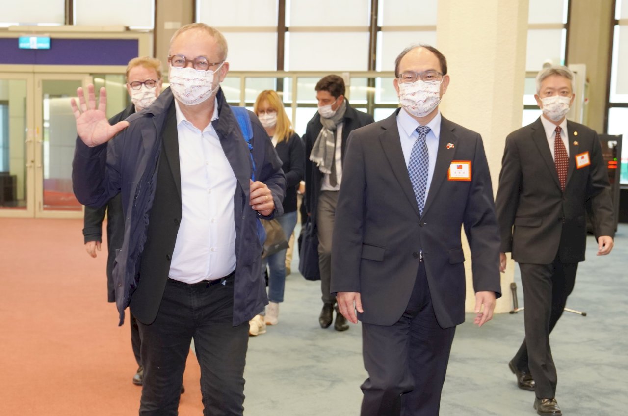 フランス上院議員訪問団到着、台仏関係強化に期待