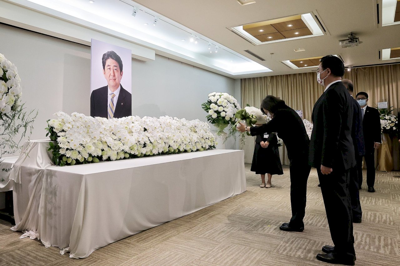蔡・総統、日本台湾交流協会を訪れ安倍元首相を弔問