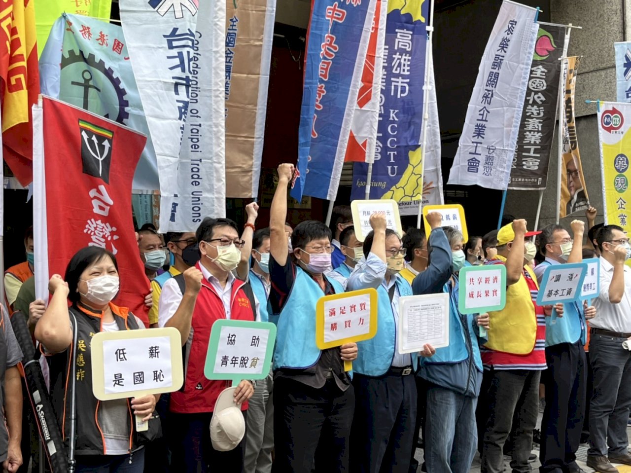 最低賃金、労働者側は28000元への引き上げ訴えも 経営者側はコロナ影響を強調