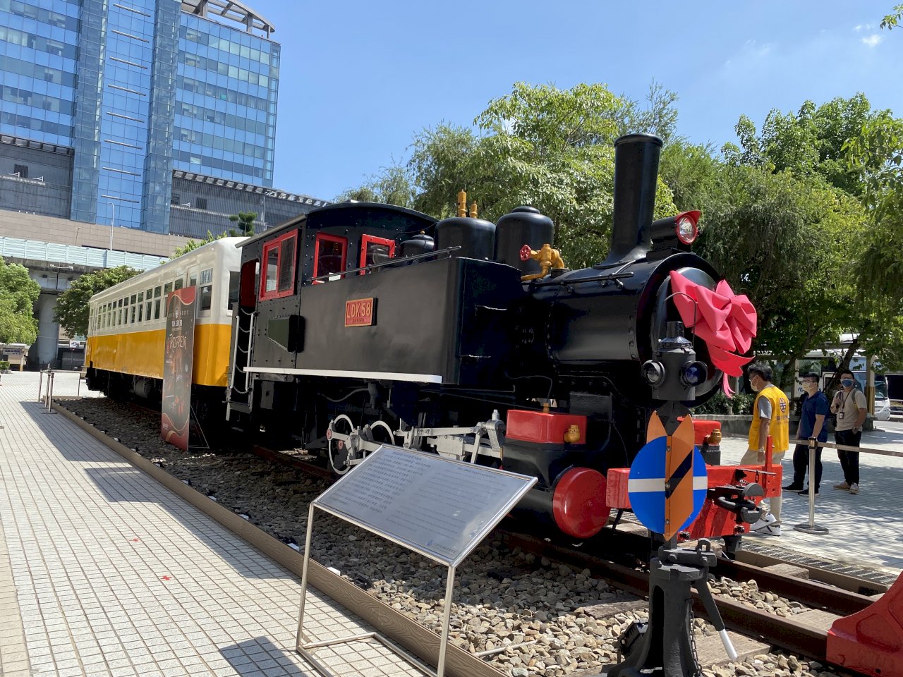 古いSLと気動車、台北駅「3と1/2」番線ホームで再度展示