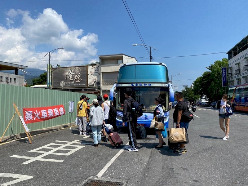 台湾鉄道の復旧未定、振替輸送バス運行
