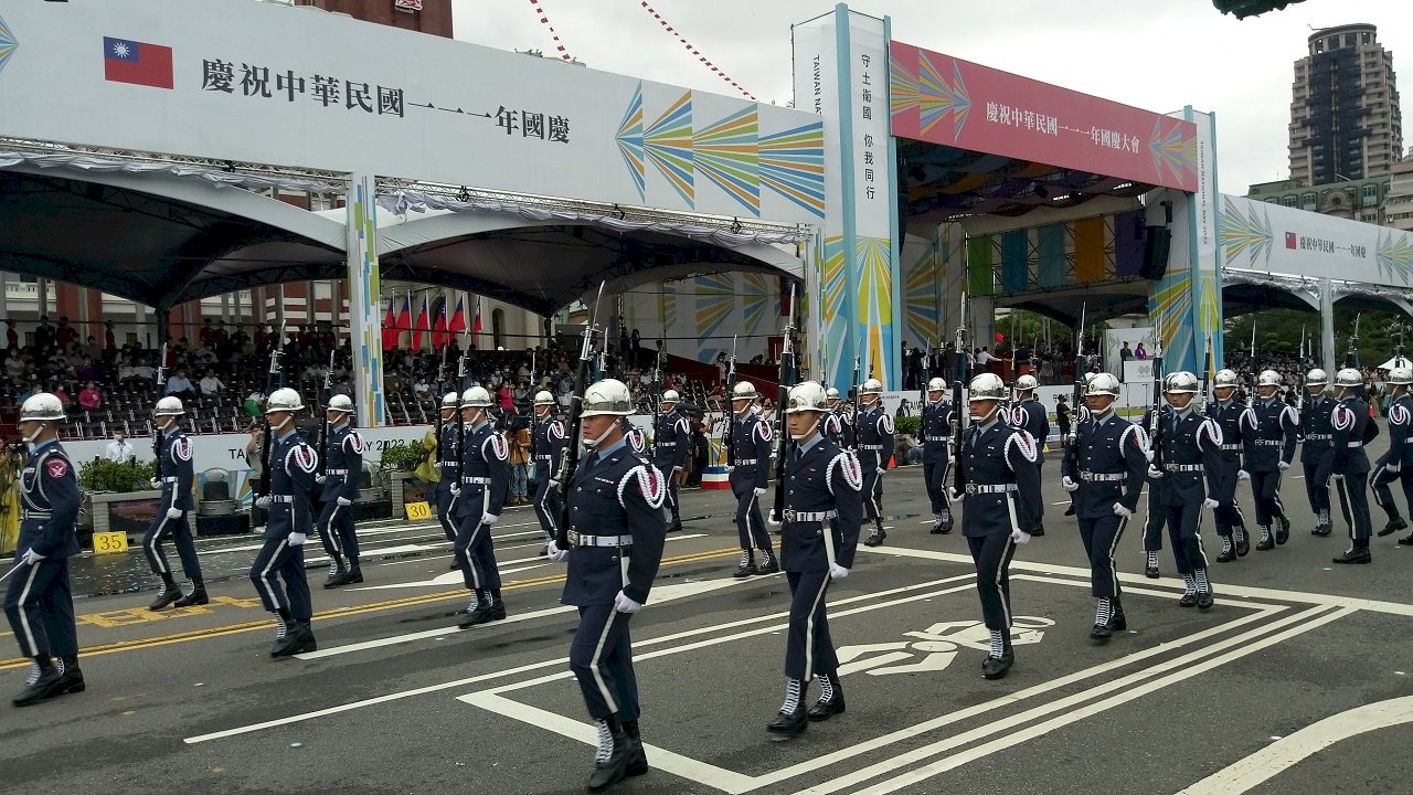 予行演習開始と雨あがる　三軍楽儀隊と「オレンジの悪魔」に注目集まる