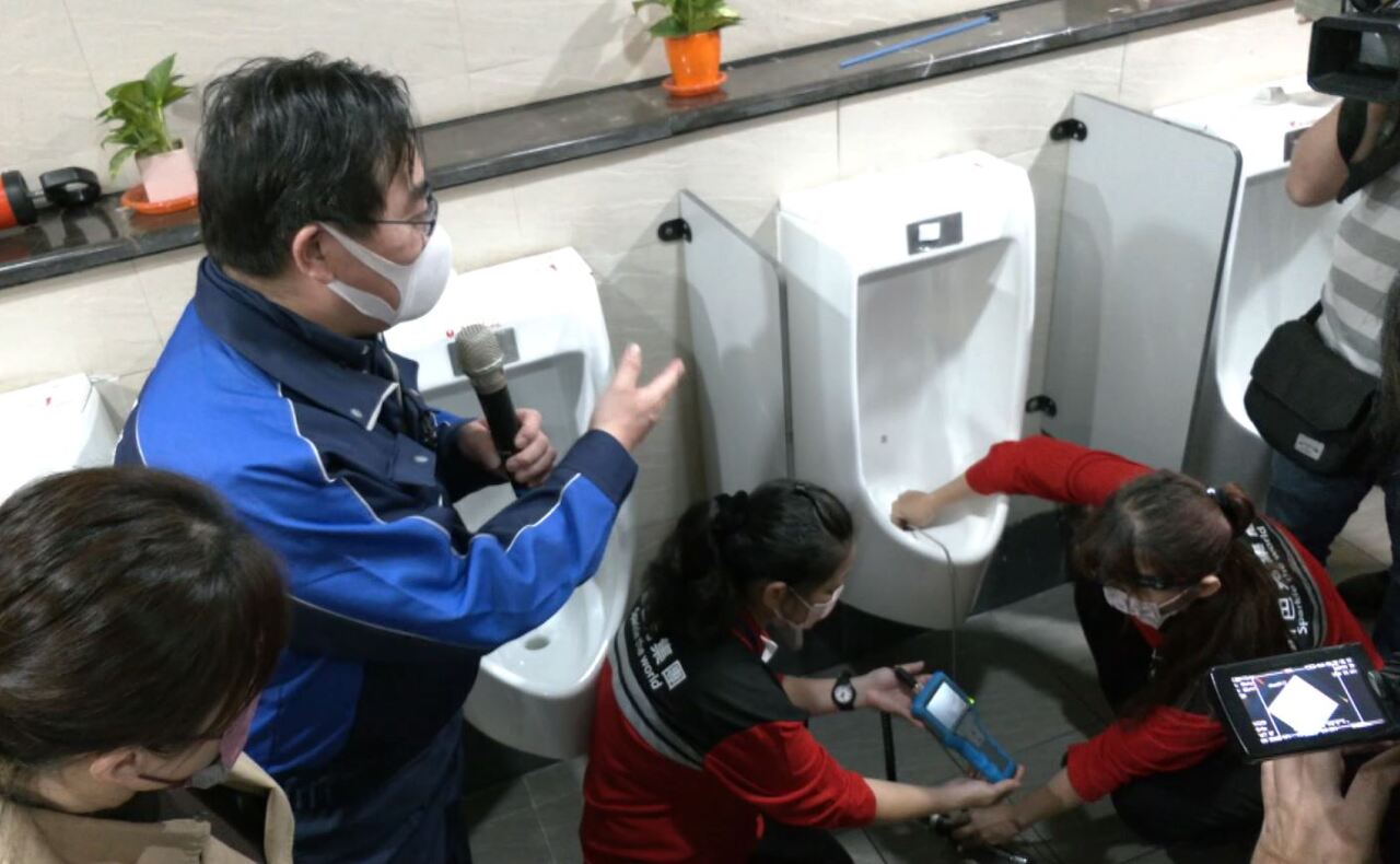台鉄が日本の掃除のプロを招請、駅のトイレの清掃実演